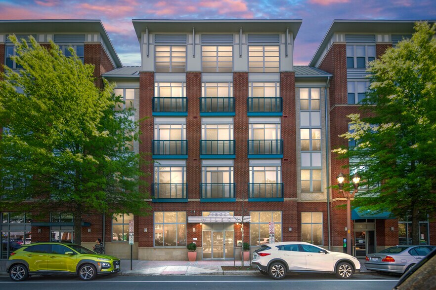 Multifamily in Arlington, VA for sale - Building Photo - Image 1 of 1
