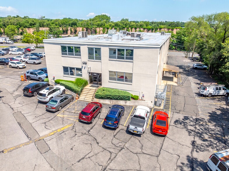 200-220 S Service Road, Roslyn, NY portfolio of 2 properties for sale on LoopNet.com - Building Photo - Image 2 of 24
