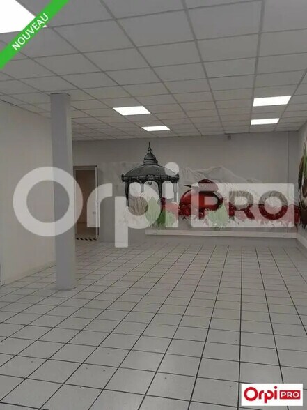 Retail in Valence for lease - Interior Photo - Image 2 of 8