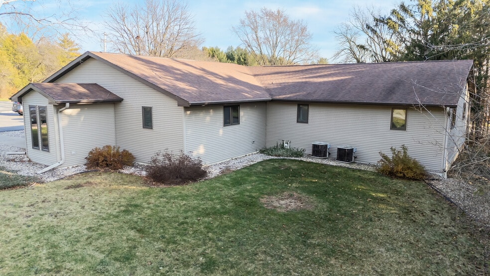 645 Hawthorne Dr, Omro, WI for sale - Building Photo - Image 3 of 34
