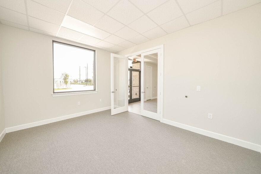 5501 Cabrera dr, Sugar Land, TX for lease - Interior Photo - Image 3 of 8