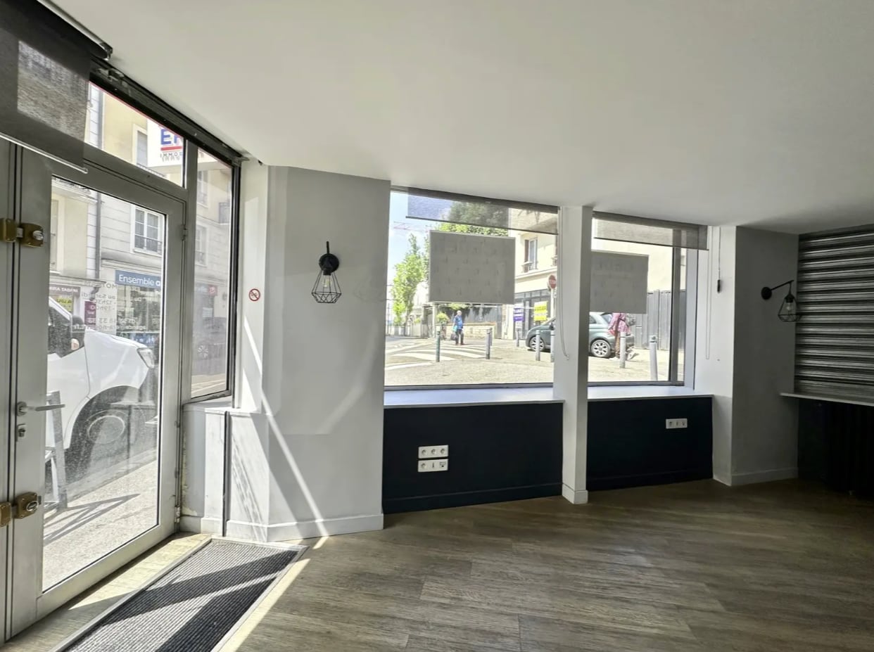 Retail in Nogent-sur-Marne for lease Interior Photo- Image 1 of 6