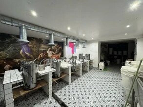 Retail in Versailles for lease Interior Photo- Image 2 of 3