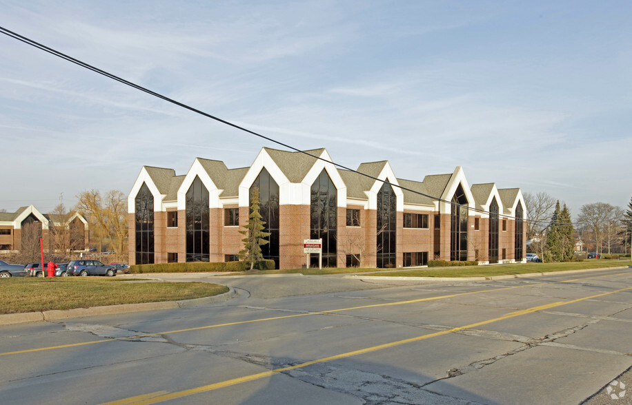 41800 W 11 Mile Rd, Novi, MI for sale - Building Photo - Image 2 of 8