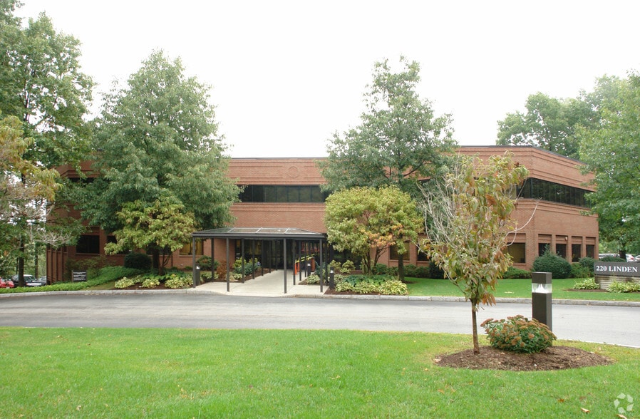 220 Linden Oaks Dr, Rochester, NY for lease - Building Photo - Image 1 of 5