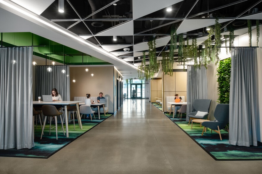 501 Marketplace Ave, Coraopolis, PA for lease - Lobby - Image 2 of 17