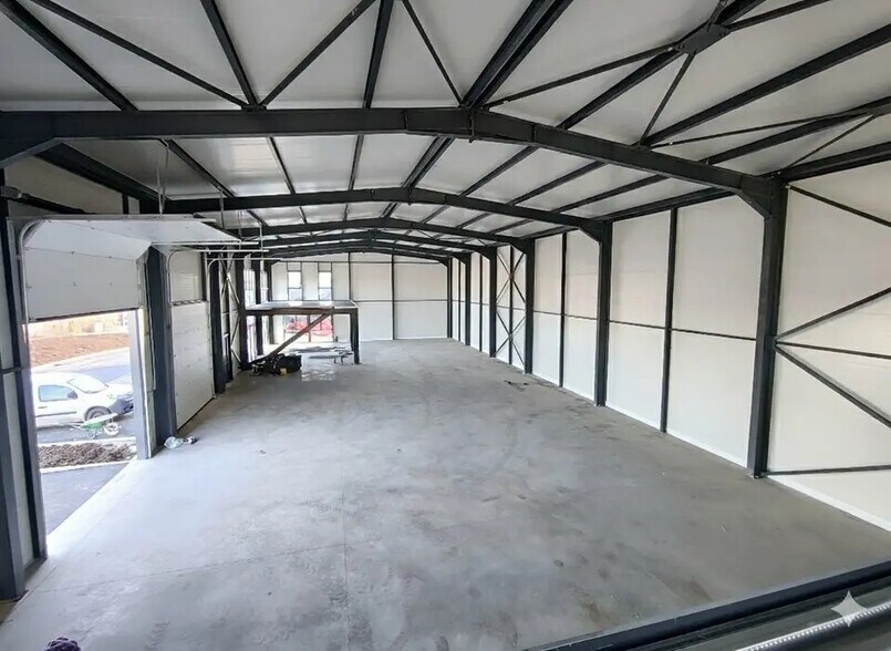 Retail in Bourgoin-Jallieu for lease - Interior Photo - Image 3 of 8