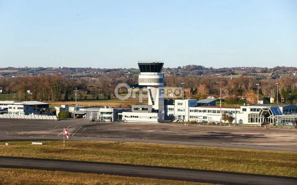 Office in Uzein for lease Building Photo- Image 1 of 4