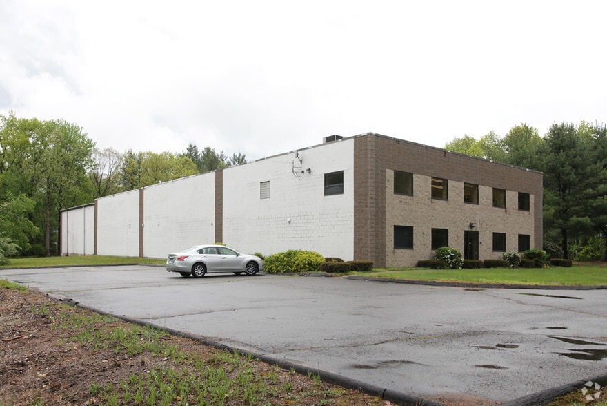 585 Nutmeg Rd N, South Windsor, CT for sale - Primary Photo - Image 1 of 1