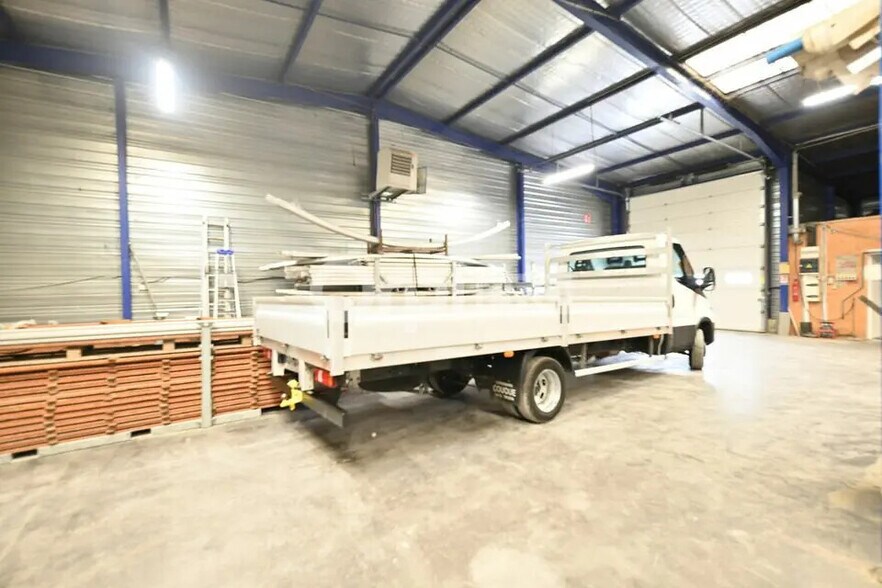 Flex in Grenay for lease - Interior Photo - Image 2 of 18