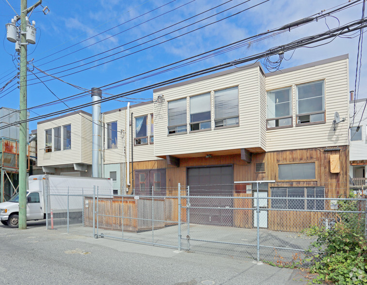 239-241 E 1st St, North Vancouver, BC for lease - Building Photo - Image 3 of 3