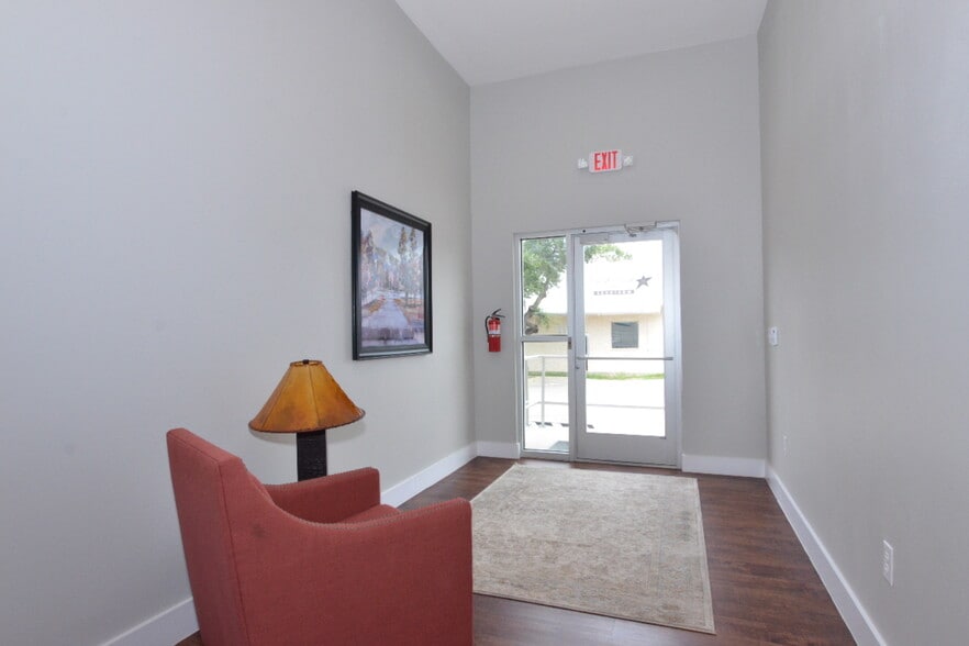 2440 E Hwy 290, Dripping Springs, TX for lease - Lobby - Image 2 of 32
