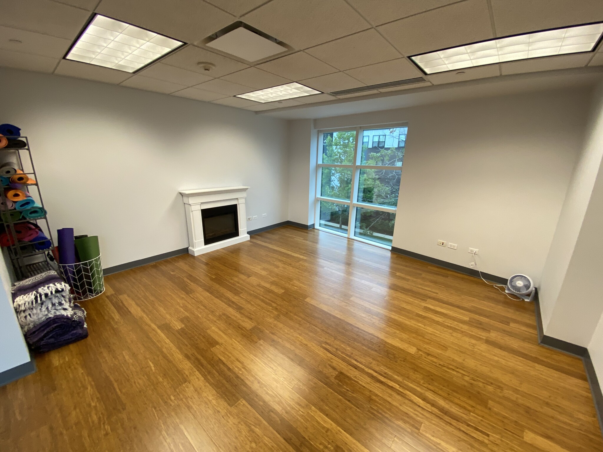 1725 N McGovern St, Highland Park, IL for lease Interior Photo- Image 1 of 7