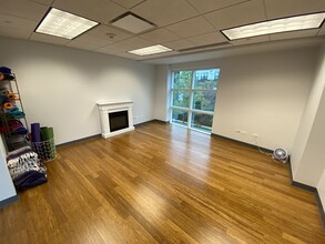 1725 N McGovern St, Highland Park, IL for lease Interior Photo- Image 1 of 7