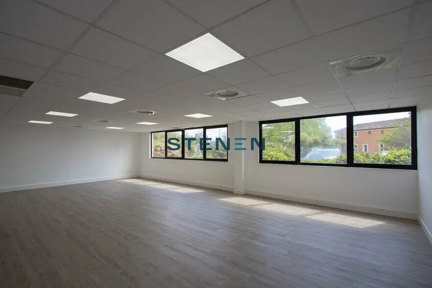 Office in Vitrolles for lease - Interior Photo - Image 3 of 9