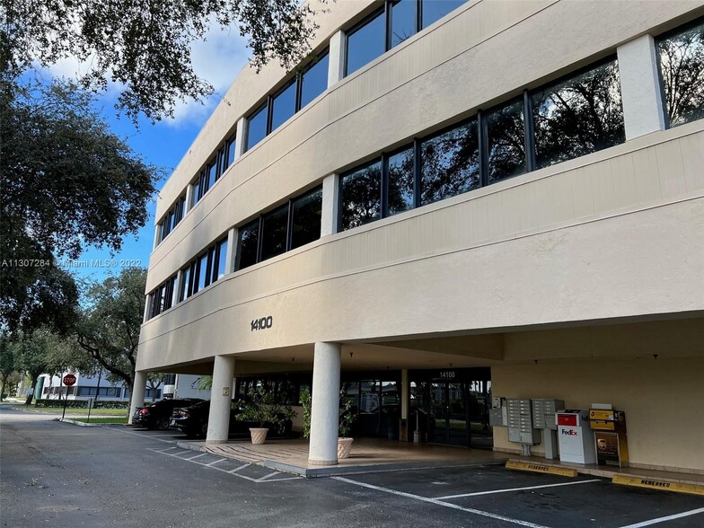 14100 Palmetto Frontage Rd, Miami Lakes, FL for sale - Primary Photo - Image 1 of 39