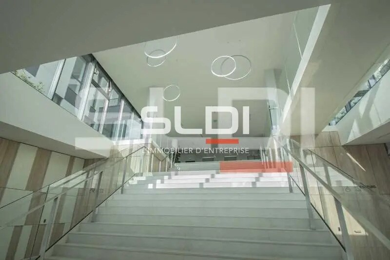 Office in Vénissieux for lease - Lobby - Image 2 of 9