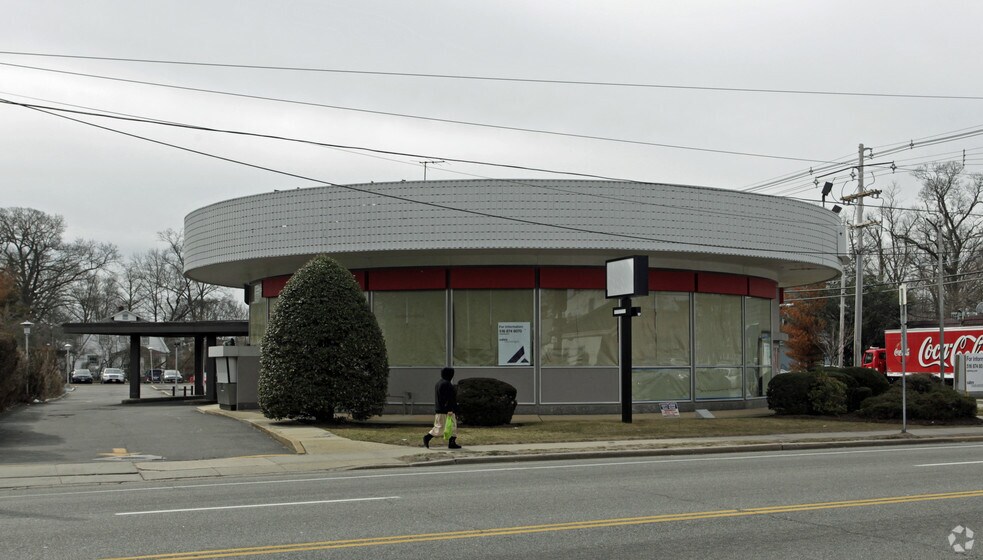 215 W Merrick Rd, Freeport, NY 11520