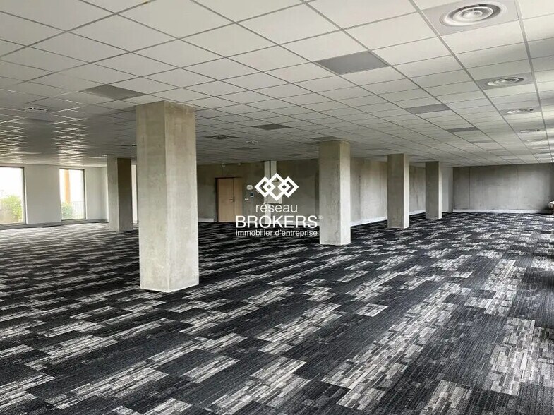 10 Bis Avenue Des Ftpf, Échirolles for lease - Primary Photo - Image 1 of 51