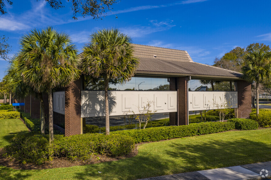 2807 W Busch Blvd, Tampa, FL for lease - Building Photo - Image 3 of 12