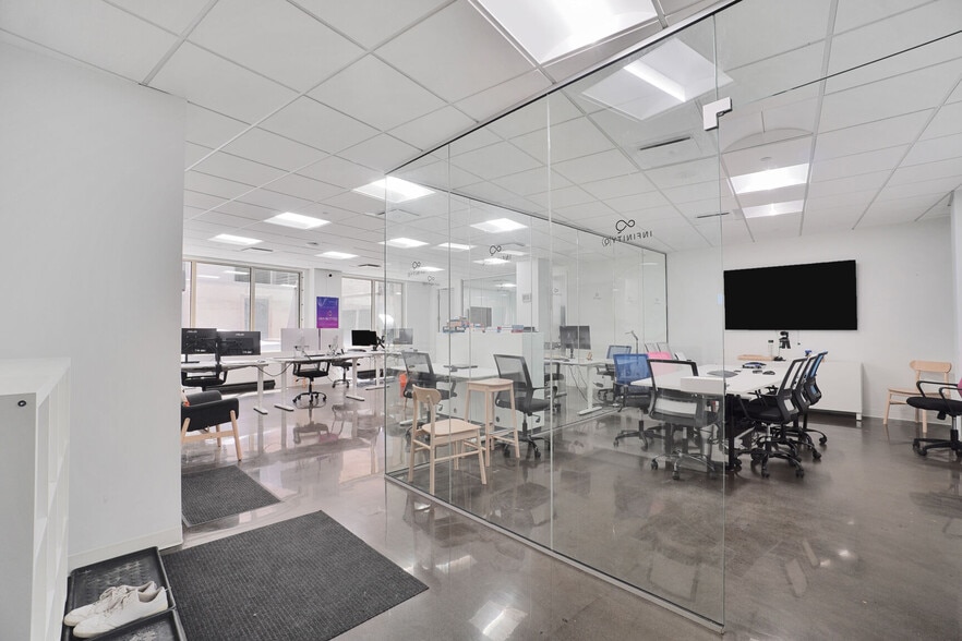 614 Rue Saint-Jacques, Montréal, QC for lease - Building Photo - Image 2 of 16