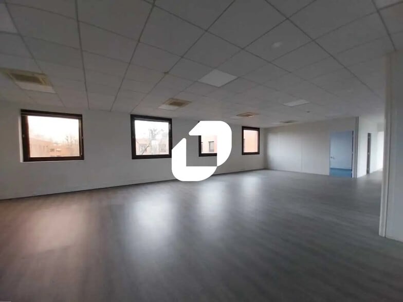 Office in Montigny-le-Bretonneux for sale - Interior Photo - Image 2 of 9