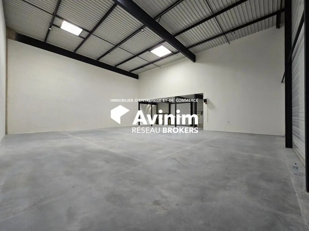 Location Entrepôt 385 m² - Photo 1