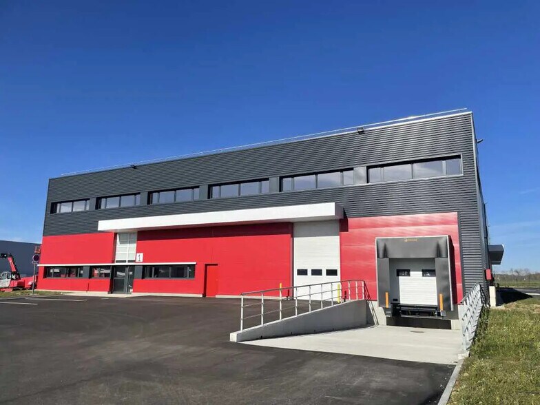 Office in Heyrieux for lease - Building Photo - Image 1 of 17