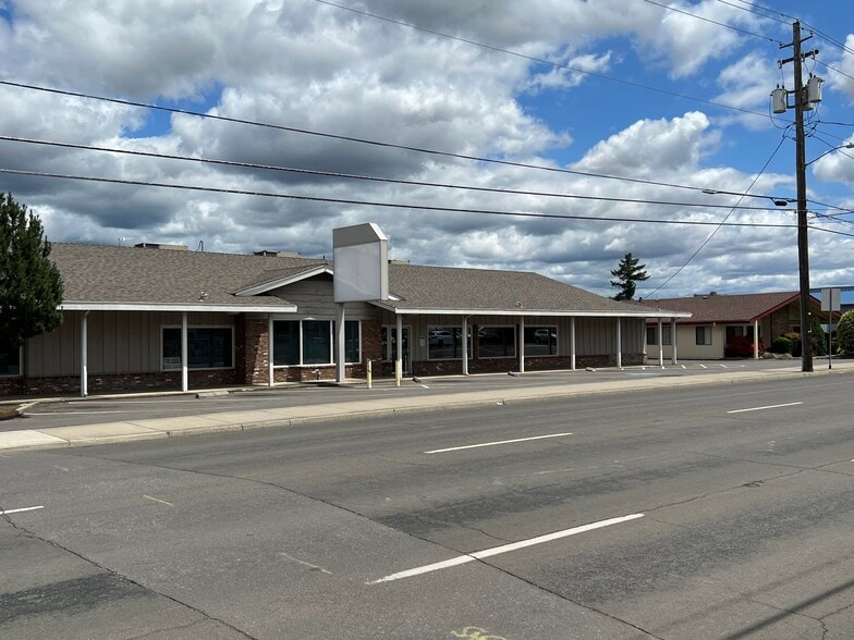 765 S Riverside Ave, Medford, OR for sale - Building Photo - Image 3 of 17