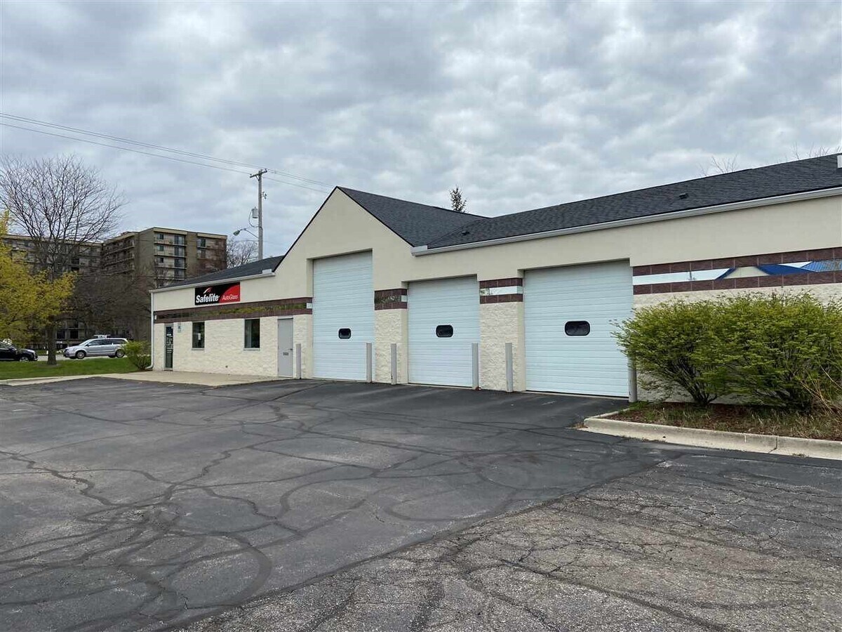 2268 S Center Rd, Burton, MI 48519