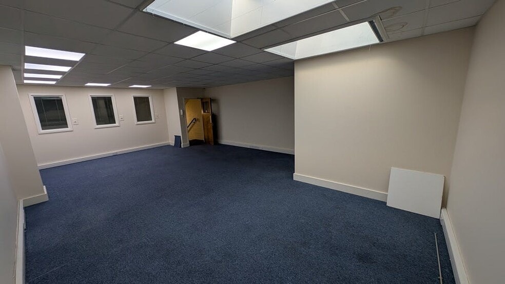 Ampress Ln, Lymington for lease - Interior Photo - Image 3 of 6