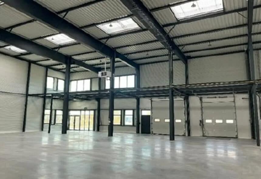 Flex in Saint-Priest for lease - Building Photo - Image 2 of 14