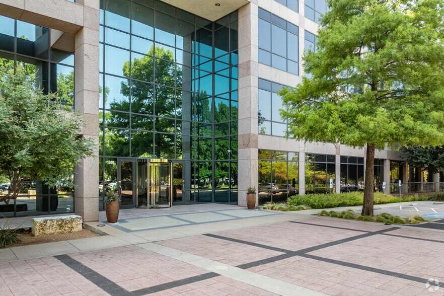 1600 N Collins Blvd, Richardson, TX for lease - Building Photo - Image 3 of 10