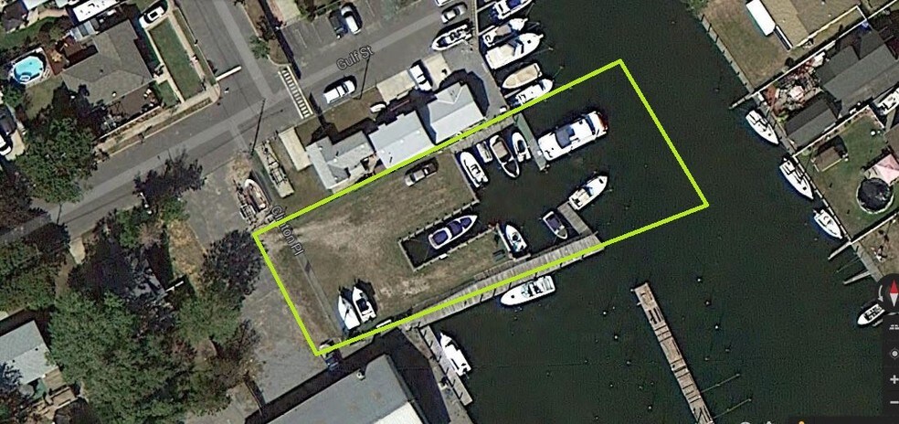 704 Roosevelt Ave, Lindenhurst, NY for sale - Building Photo - Image 1 of 1