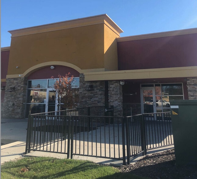 3309 Oak View Dr, Omaha, NE for lease - Building Photo - Image 2 of 8