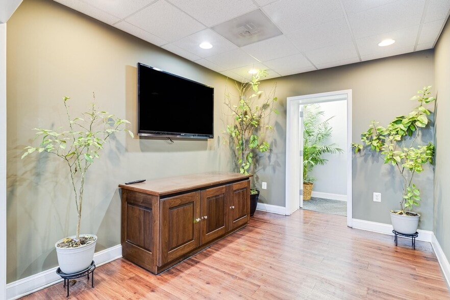 28275 Three Notch Rd, Mechanicsville, MD for lease - Lobby - Image 3 of 14