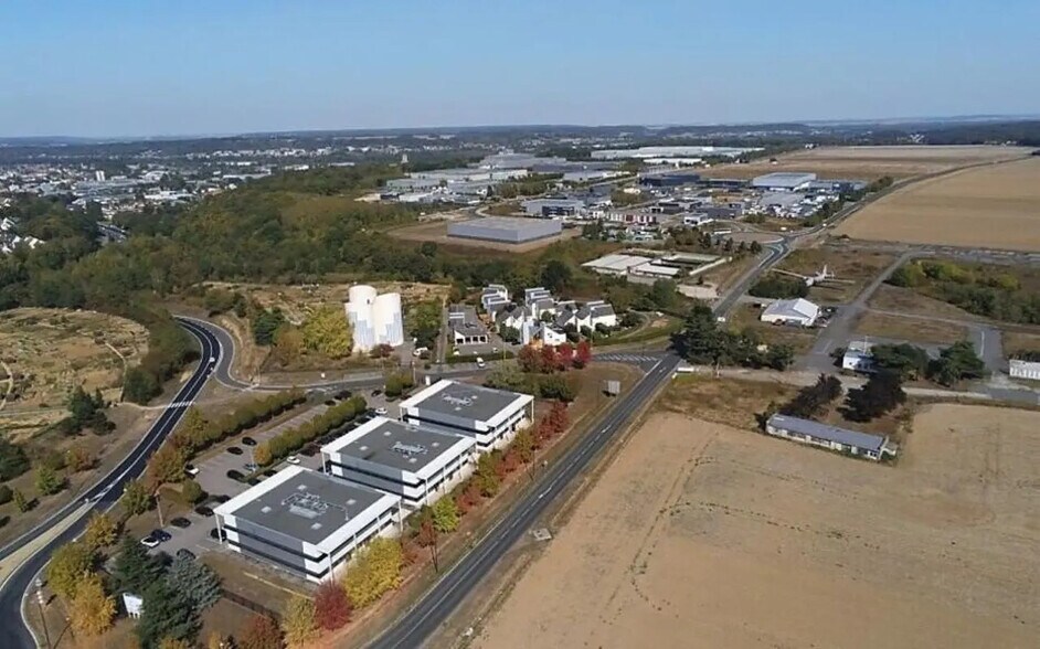 Industrial in Creil for lease - Building Photo - Image 2 of 5