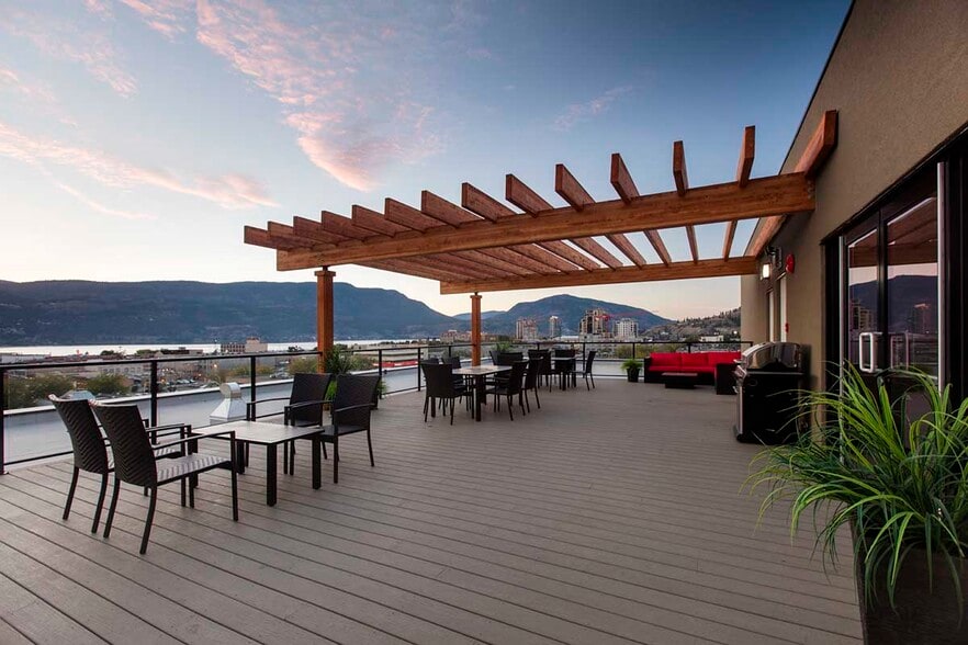 554 Leon Av, Kelowna, BC for sale - Building Photo - Image 3 of 8