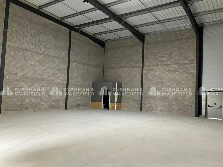 523 Avenue De Berlin, Signes for lease - Interior Photo - Image 3 of 10