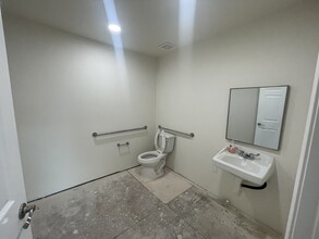 812 W Dallas St, Conroe, TX for lease Interior Photo- Image 1 of 3