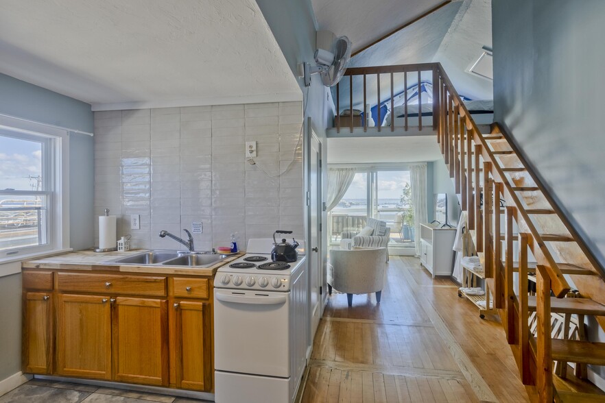 265 Commercial St, Provincetown, MA for sale - Interior Photo - Image 3 of 59