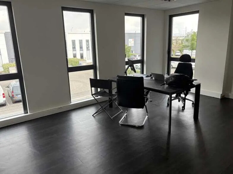 Flex in Vénissieux for lease - Interior Photo - Image 2 of 7