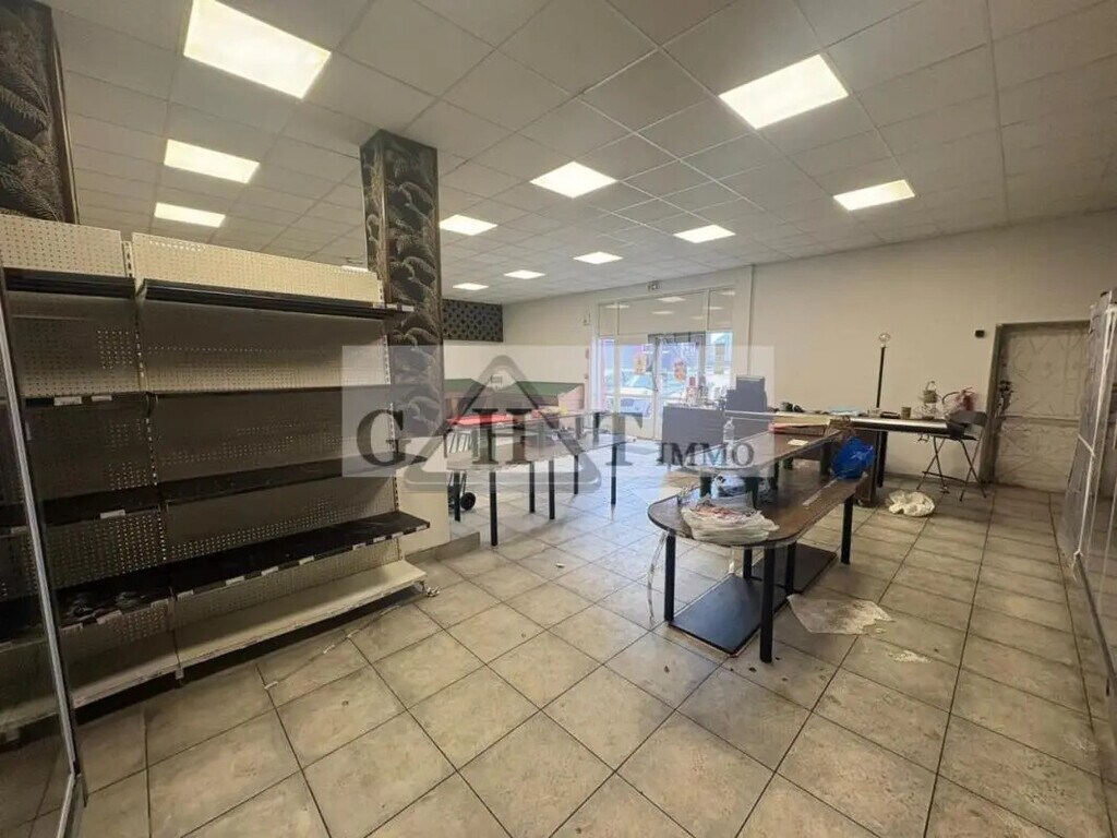 Location Commerce 220 m² - Photo 1