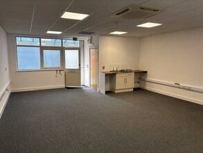 9-28 Athena Ct, Warwick for lease Interior Photo- Image 2 of 2