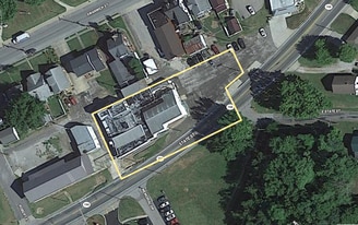 1915 State St, Chester IL - Parking Garage