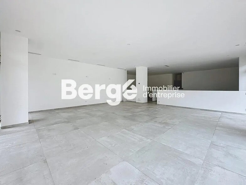 Retail in Antibes for lease - Interior Photo - Image 2 of 4