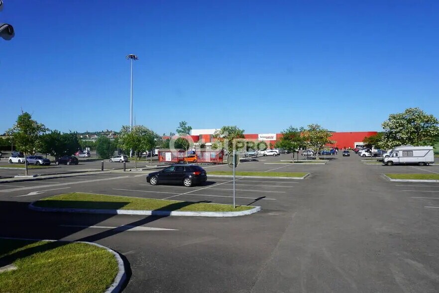 Retail in Fontaine-lès-Dijon for lease - Building Photo - Image 3 of 6