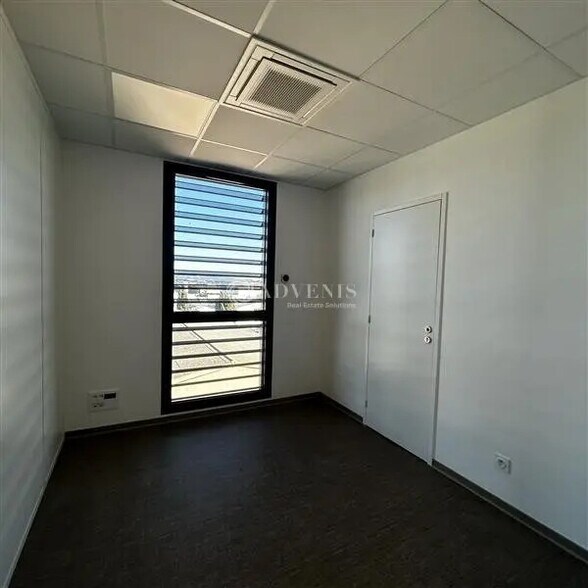 Office in  for lease - Interior Photo - Image 3 of 8
