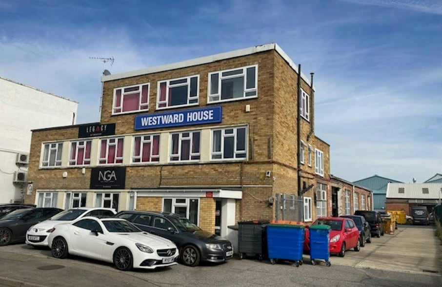 Glebeland Rd, Camberley for lease - Primary Photo - Image 1 of 1