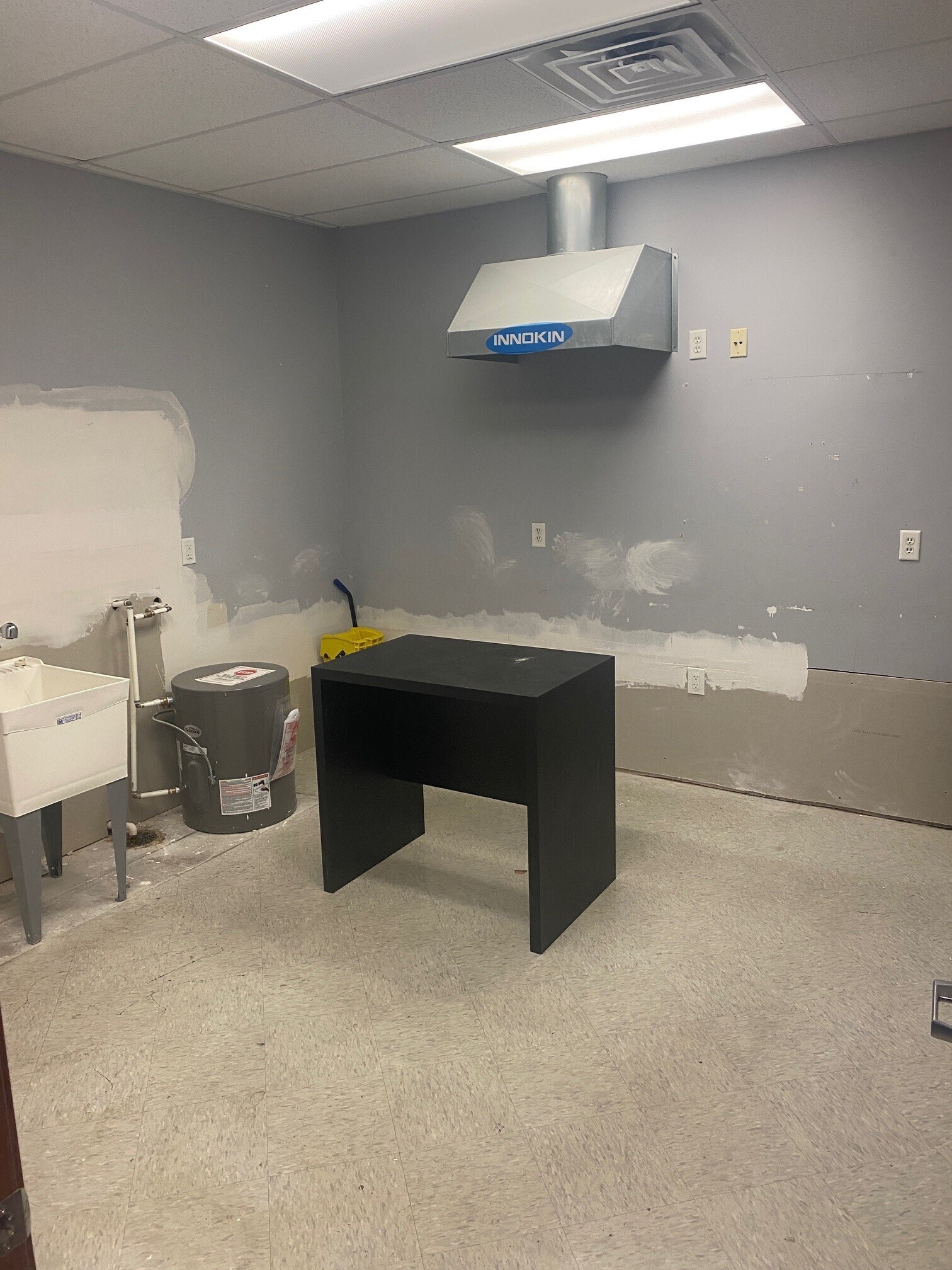 3570 N Woodlawn Blvd, Wichita, KS for lease Interior Photo- Image 1 of 3